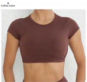 Dettaglio del crop top yoga marrone caffè con schiena scoperta, imbottitura e finitura opaca