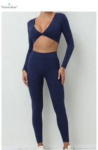 Détail de l'ensemble de yoga bleu flamme avec haut noué col V et legging taille haute