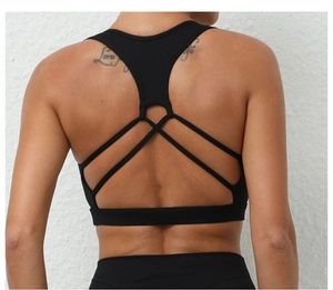 Détail d'un soutien-gorge de sport noir avec bretelles croisées et anneau central