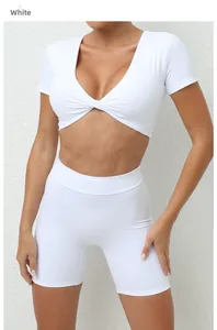 Detailansicht weißes Yoga-Set mit V-Ausschnitt Twist-Top und High-Waist Radlerhose