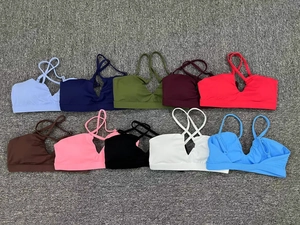 Présentation à plat de brassières de sport à dos croisé en dix coloris variés