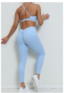 Ensemble de yoga bleu clair avec soutien-gorge dos croisé et legging taille haute