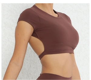 Dettaglio del design scoperto sulla schiena e del tessuto elastico di questo top corto