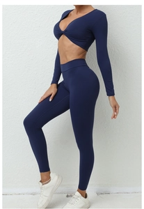 Détail de l'ensemble de yoga bleu foncé avec haut court torsadé à col en V et legging