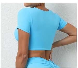 Vista detallada del crop top deportivo azul claro con ajuste ceñido y tela elástica