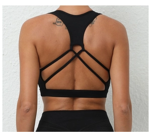 Détail du design croisé dans le dos et du tissu extensible du soutien-gorge de sport noir