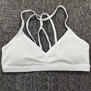 Vue détaillée d'une brassière de yoga blanche à col en V avec texture froncée devant