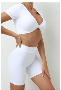 Detailansicht der weißen Yoga-Kombination mit V-Ausschnitt-Top und kurzer Radlerhose