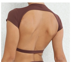 Dettaglio di un top da yoga marrone con ampio scollo a U sulla schiena e tessuto aderente