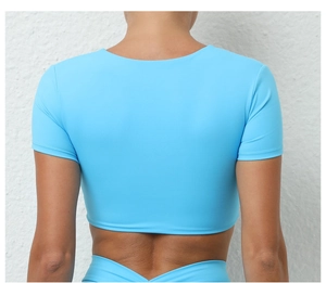Vista trasera de conjunto de yoga azul claro con tejido elástico sin costuras y cintura en V