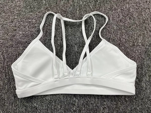 Détail à plat montrant le design complexe multi-sangles croisées du soutien-gorge