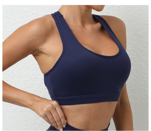 Gros plan du soutien-gorge de sport bleu marine aux bretelles larges et tissu brossé