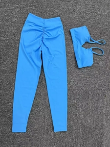 Ensemble de yoga bleu ciel deux pièces avec legging froncé et brassière de sport