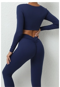 Vue détaillée de l'ensemble de yoga bleu marine avec legging effet push-up et haut court
