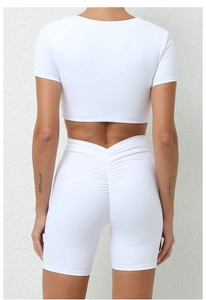 Rückansicht eines weißen Yoga-Sets mit V-Taille Fitness-Shorts und bauchfreiem Oberteil
