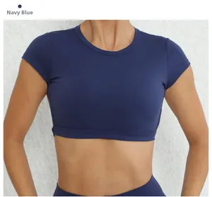 Dettaglio del top da yoga blu navy in tessuto ad asciugatura rapida con taglio corto fit