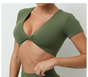 Primer plano de crop top de yoga verde militar con nudo frontal y cuello en V elástico