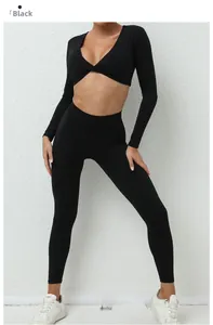 Détail d'un ensemble de yoga noir avec haut court torsadé et legging à taille haute