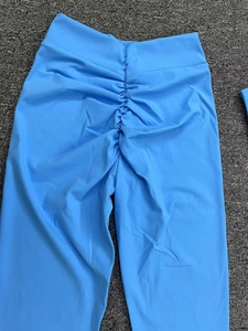 Vue détaillée du legging de yoga bleu clair avec taille haute et effet fessier froncé