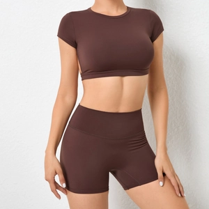 Detailansicht des dunkelbraunen Yoga-Sets mit Crop-Top und hochtaillierten Shorts für Damen