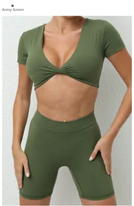 Detail eines armee-grünen gerippten Sportsets mit V-Ausschnitt Knotentop und hoher Taillenshorts