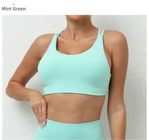 Detail of mint green breathable quick-dry yoga bra and high-waist sports leggings set