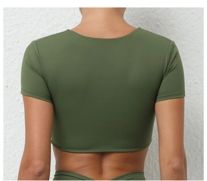 Vista trasera de la camiseta de yoga verde oliva con detalle de nudo y corte deportivo