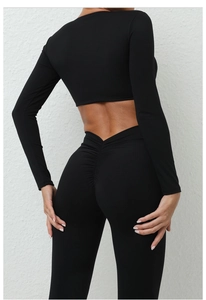 Vue détaillée de l'ensemble fitness noir avec haut court manches longues et legging froncé