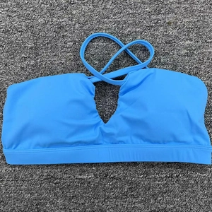 Vue détaillée du soutien-gorge de sport bleu vif avec bretelles croisées et col en V