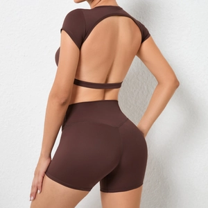 Details der High Waist Yoga Shorts und rückenfreies Oberteil in Schokoladenbraun