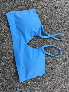 Détail du haut de yoga bleu avec bretelles réglables et tissu à coutures invisibles