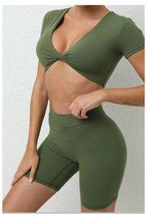 Detailansicht des olivgrünen Yoga-Sets mit Twist-Crop-Top und High-Waist-Radlerhose