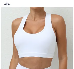 Gros plan du soutien-gorge de sport blanc à dos nageur avec bretelles larges et tissu élastique