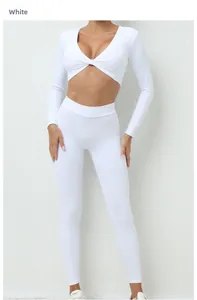 Détail du haut blanc à manches longues col en V et legging de yoga taille haute
