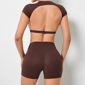 Detailansicht Yoga-Set mit Rückenausschnitt und High-Waist-Effekt in Dunkelbraun