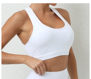 Vue détaillée du soutien-gorge de sport blanc avec bretelles larges et maintien élastique
