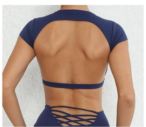 Dettaglio del top da yoga blu scuro con schiena scoperta e particolari lacci intrecciati