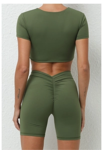 Detailansicht des armee-grünen Sportsets mit High-Waist-Scrunch-Shorts und Slim-Fit-T-Shirt