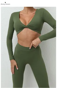 Détail d'un ensemble de yoga vert armée avec haut court noué et legging taille haute