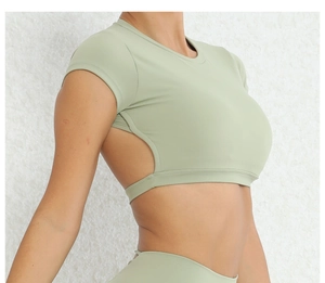 Dettaglio del crop top verde salvia con ritaglio sulla schiena e profilo laterale