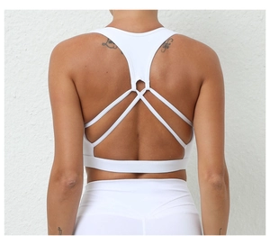 Vue détaillée du dos d'un brassière de sport blanche avec fines sangles croisées et découpe