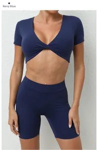 Detail eines navyblauen Yoga-Sets mit V-Ausschnitt-Oberteil und hoch taillierten Shorts