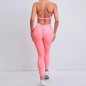 Ensemble de yoga rose pêche avec brassière croisée au dos et legging taille haute sculptant