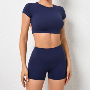 Detaillierte Textur der dunkelblauen Yoga-Shorts mit hoher Taille und Funktionsstoff
