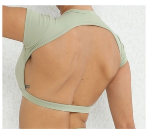 Dettaglio posteriore del top da yoga verde chiaro con design aperto sulla schiena