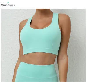 Vue détaillée de l'ensemble brassière et legging vert menthe avec finition sans couture