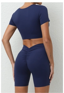 Detail der gerafften Naht an blauen Biker-Shorts für einen Push-up-Effekt am Gesäß