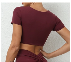 Vista trasera detallada del conjunto de yoga burdeos con mallas y top corto