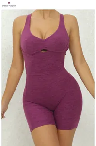 Dettaglio del tessuto viola traspirante e del design cut-out in vita della tuta da yoga