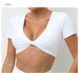 Detalle de top corto de yoga blanco con cuello en V, nudo frontal y diseño ajustado